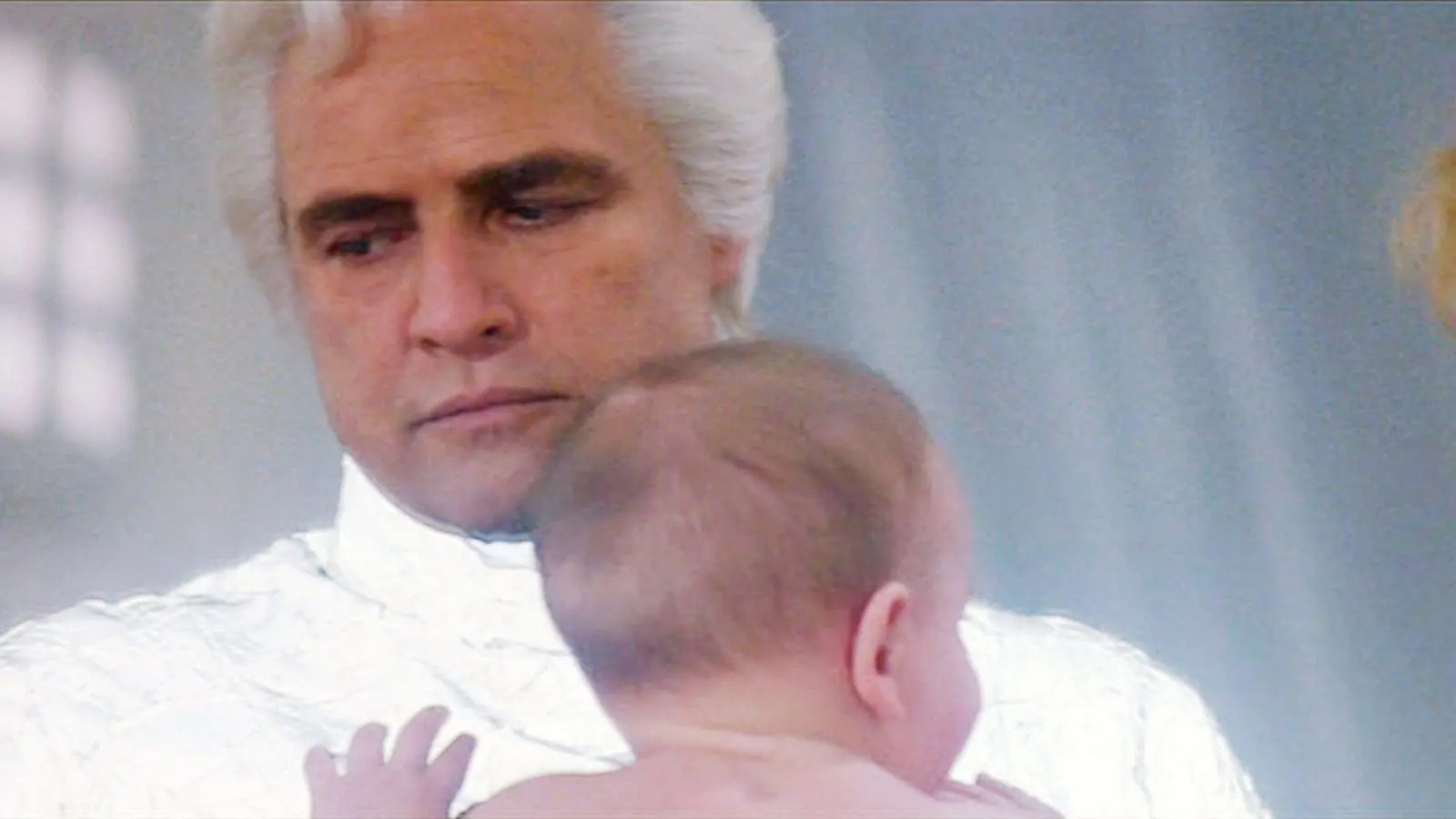 Marlon Brando como Jor-El sosteniendo al bebé Kal-El — Superman: The Movie (1978)